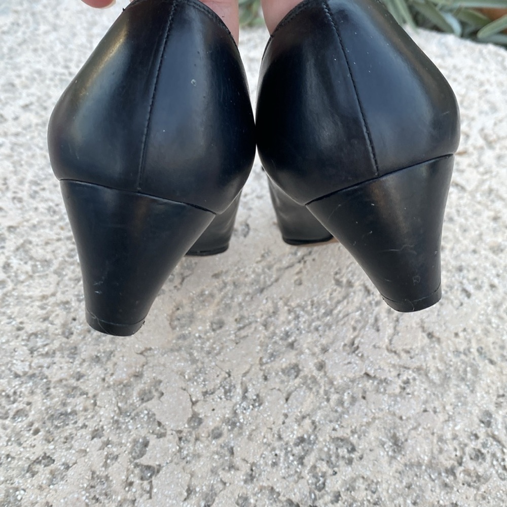 Salvatore Ferragamo bow pumps with snakeskin texture and brass hardware 5.5 B - Picture 7 of 14